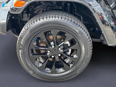 Used 2023 Jeep Wrangler Unlimited Sahara AWD/4WD image 9