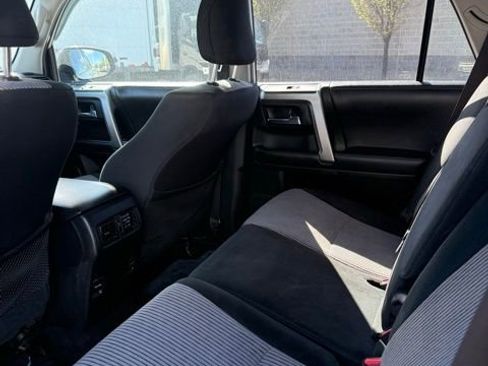 Used 2018 Toyota 4Runner SR5 AWD/4WD image 33