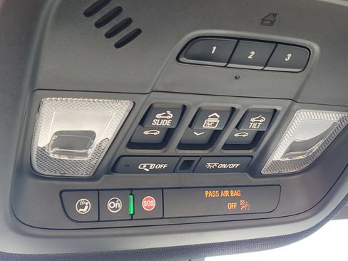 Used 2022 Chevrolet Traverse Premier FWD image 35