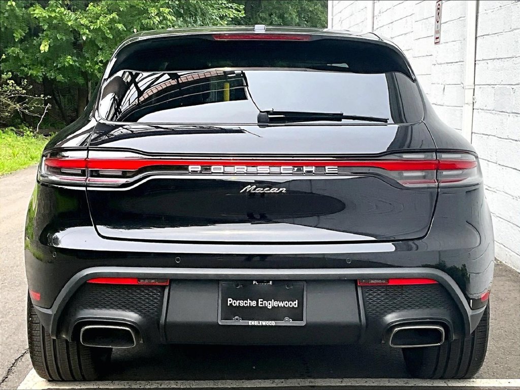 Certified 2025 Porsche Macan AWD/4WD image 9