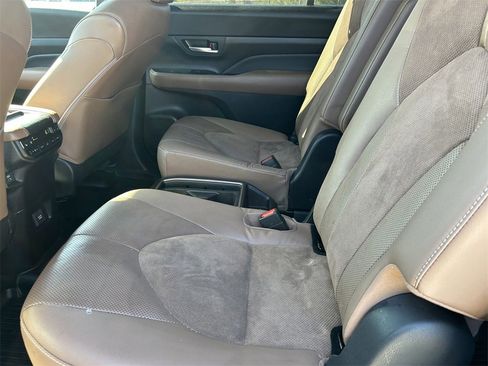 Used 2024 Toyota Grand Highlander AWD Hybrid image 17