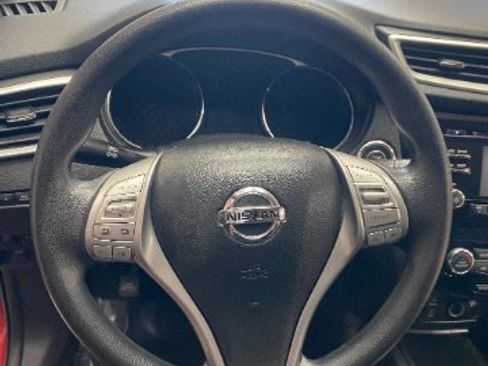 Used 2016 Nissan Rogue SV image 18