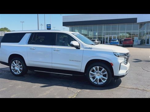 Used 2023 Chevrolet Suburban High Country AWD/4WD image 2