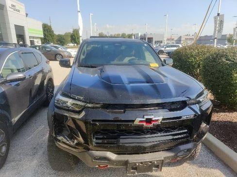 Used 2025 Chevrolet Colorado ZR2 w/ Midnight Edition AWD/4WD image 19