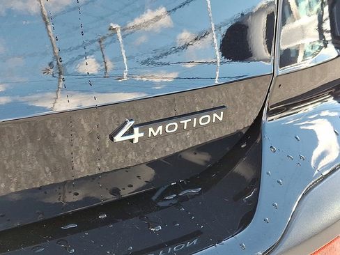 Certified 2025 Volkswagen Taos SEL image 30