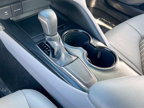 Used 2019 Toyota Camry SE FWD image 16