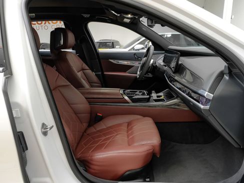 Used 2023 BMW 740i w/ Parking Assistance Package RWD image 34