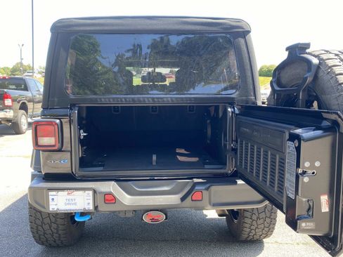 Used 2023 Jeep Wrangler Unlimited w/ Cold Weather Group image 6