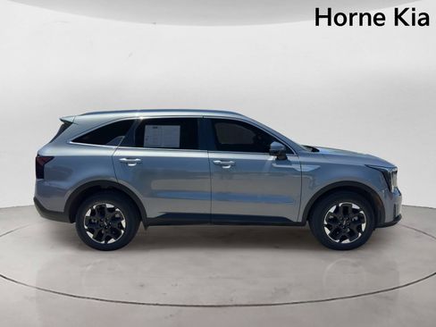 Certified 2024 Kia Sorento S w/ Panoramic Sunroof Package AWD/4WD image 3