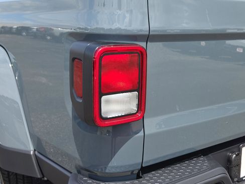 New 2025 Jeep Gladiator Sport image 9