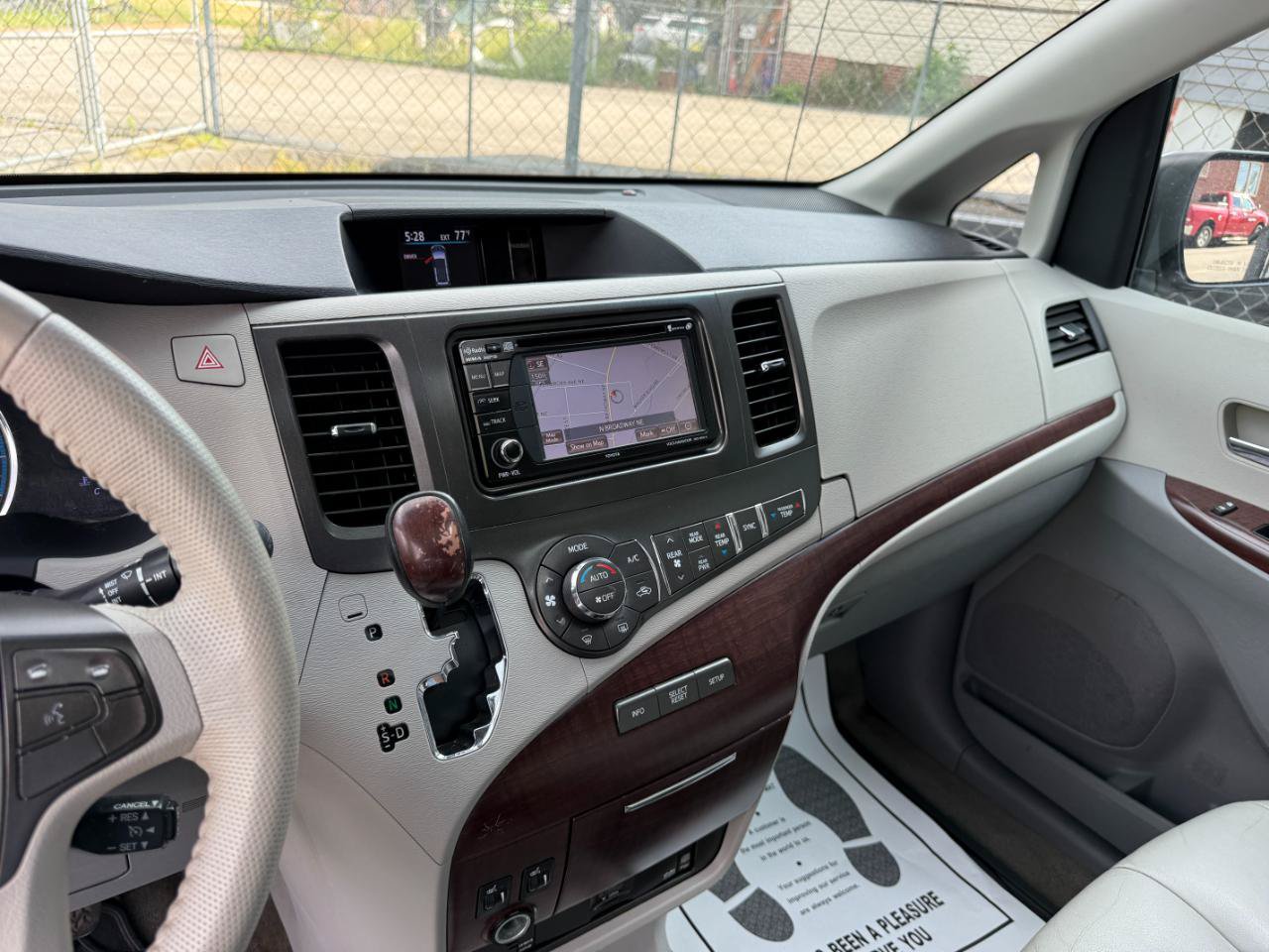 Used 2013 Toyota Sienna XLE w/ Entertainment Pkg FWD image 21