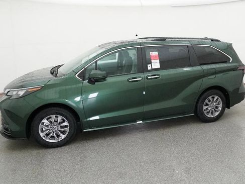 New 2026 Toyota Sienna XLE image 5