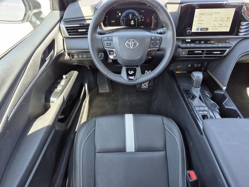 Used 2025 Toyota Camry SE image 30