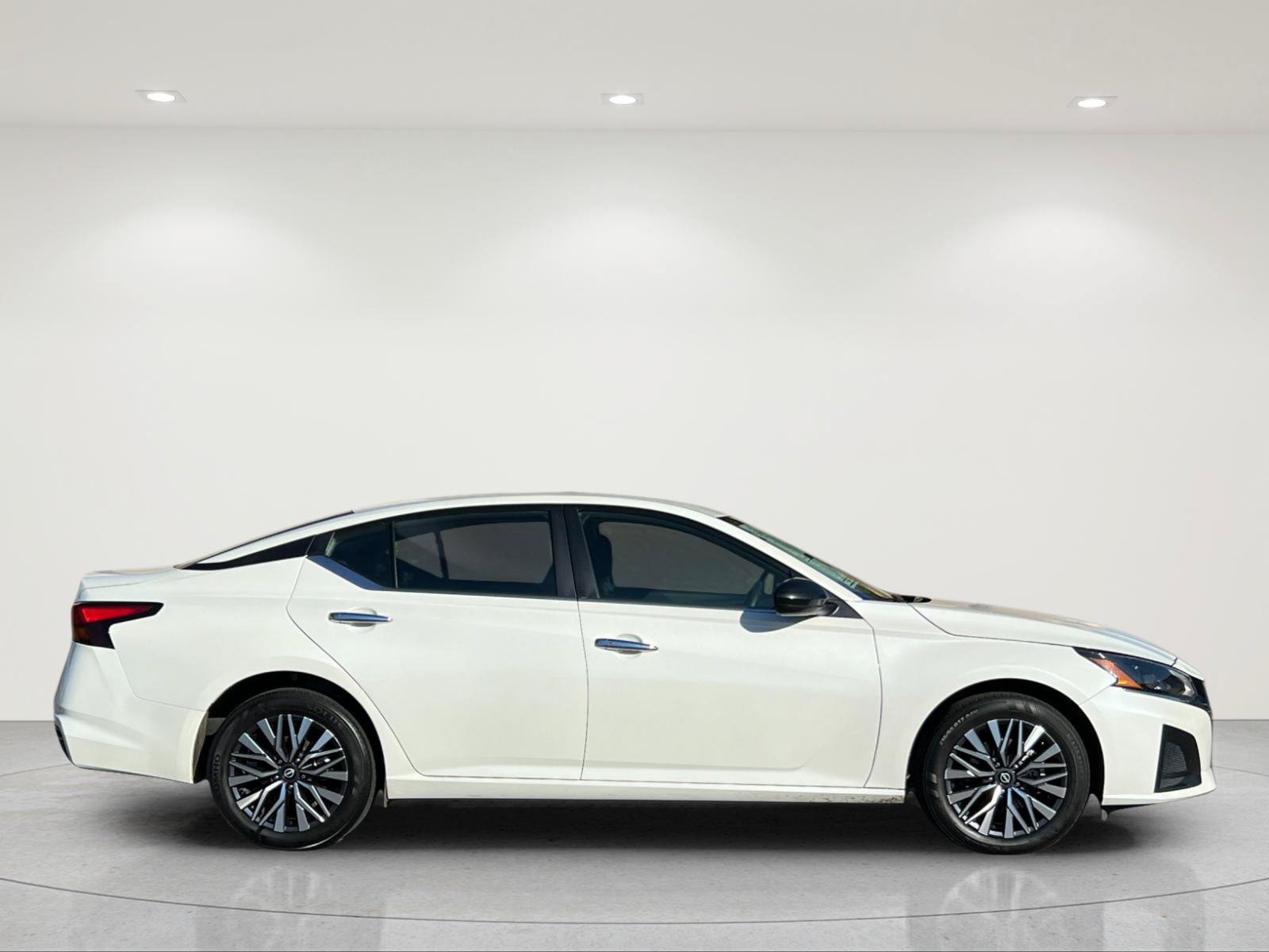 Used 2025 Nissan Altima 2.5 SV AWD/4WD image 6