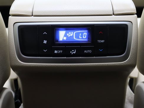 Used 2017 Toyota Highlander XLE AWD/4WD image 32