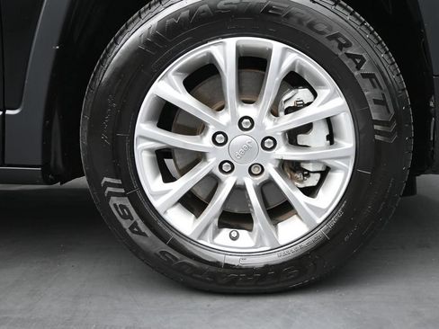 Used 2022 Jeep Cherokee Latitude Lux w/ Sun & Sound Group AWD/4WD image 10