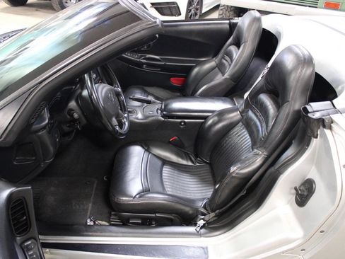 Used 2002 Chevrolet Corvette Base 2dr Convertible w/ Preferred Equipment Group2 image 36