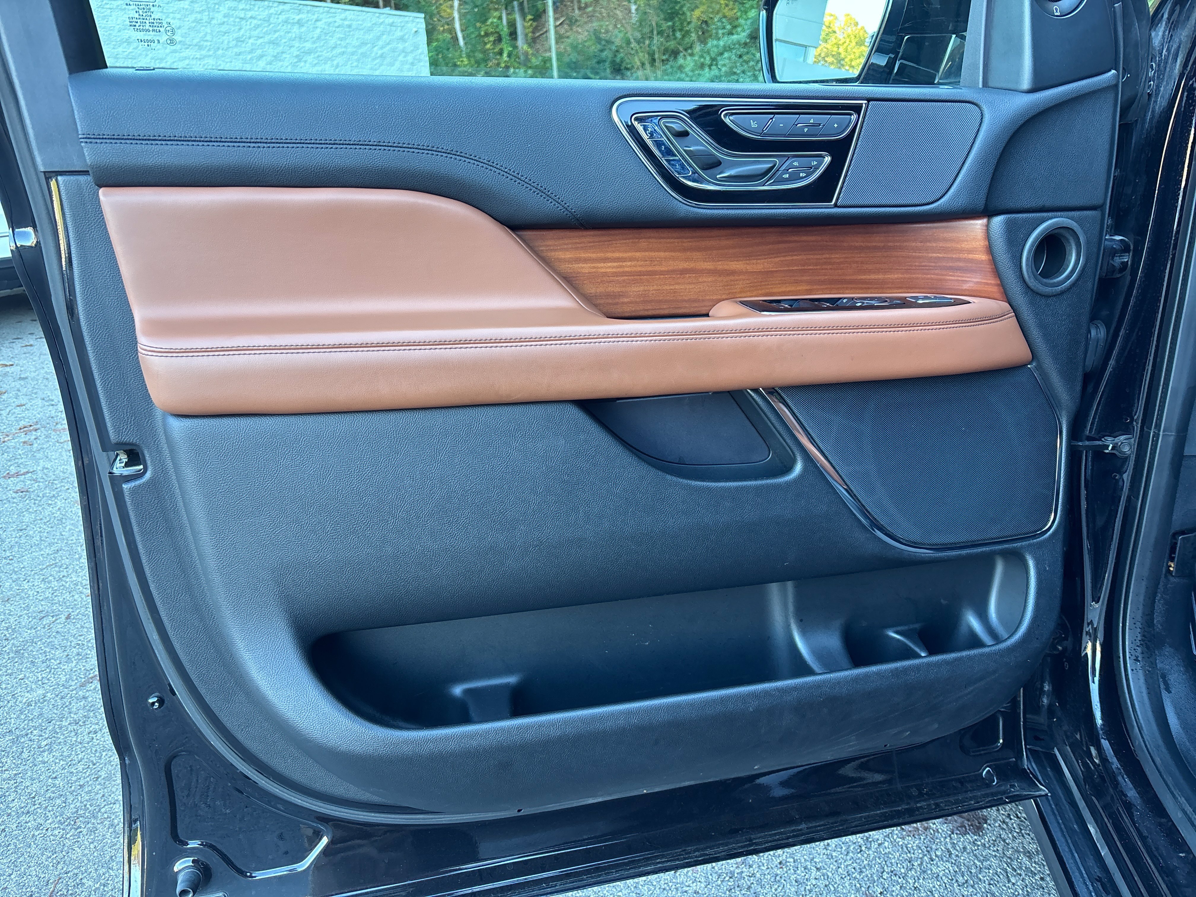 Used 2019 Lincoln Navigator L Reserve AWD/4WD image 11