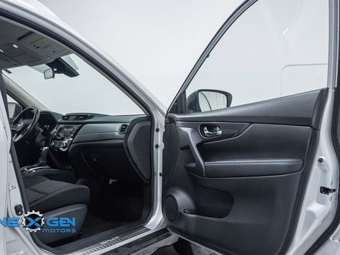 Used 2020 Nissan Rogue SV image 36