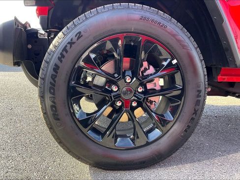 Used 2025 Jeep Wrangler Unlimited Sahara w/ Safety Group AWD/4WD image 2