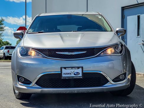 Used 2018 Chrysler Pacifica Touring Plus w/ Tire & Wheel Group FWD image 4