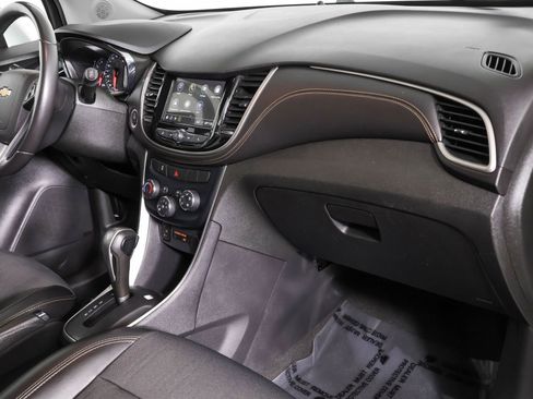 Used 2019 Chevrolet Trax LT w/ LT Convenience Package FWD image 42