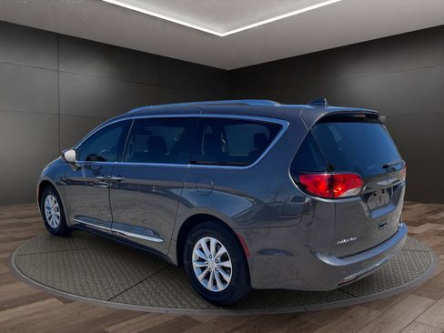 Used 2018 Chrysler Pacifica Touring-L FWD image 6