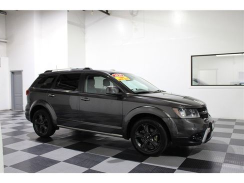 Used 2020 Dodge Journey Crossroad image 1