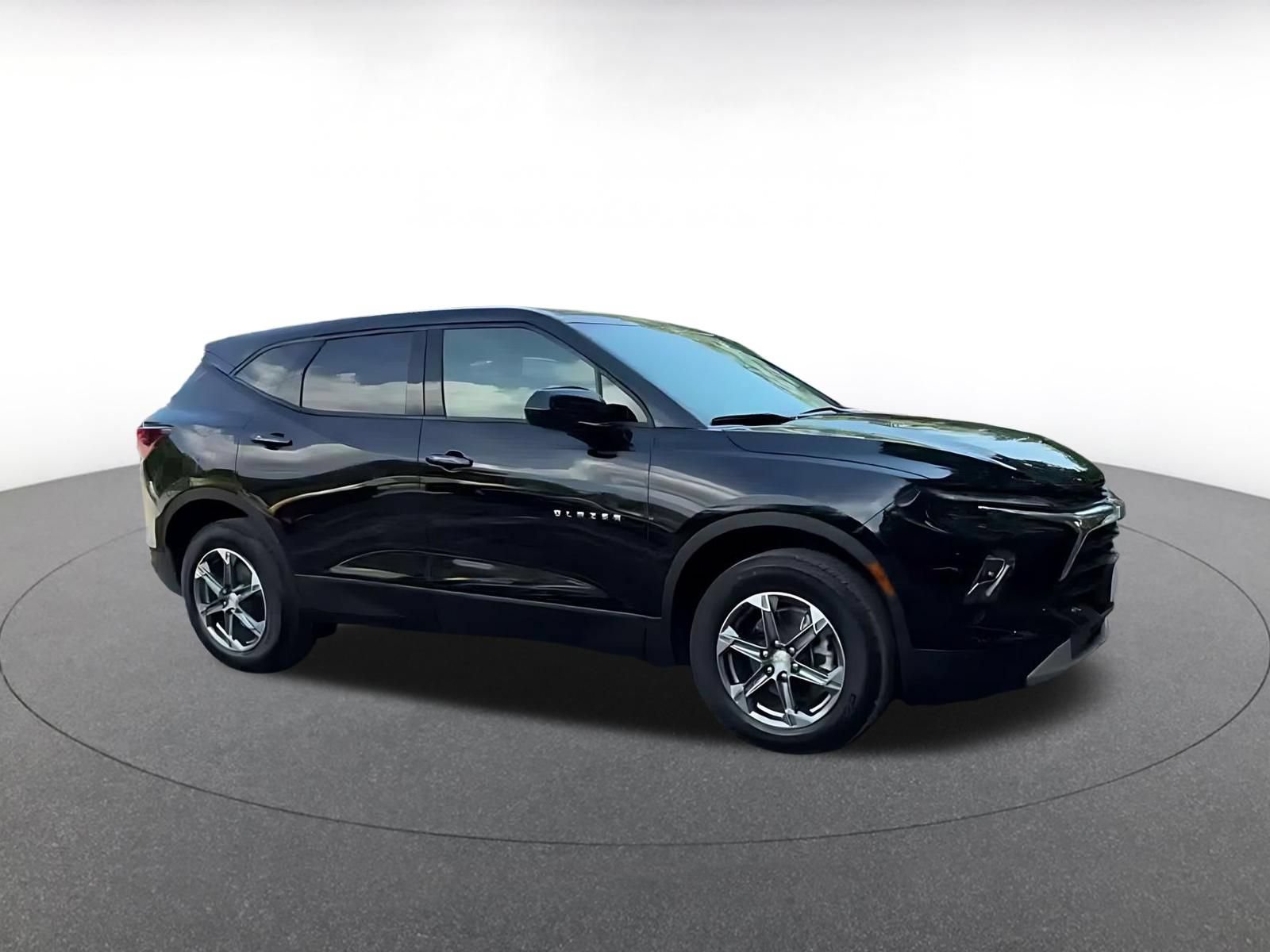 Used 2026 Chevrolet Blazer LT FWD image 2