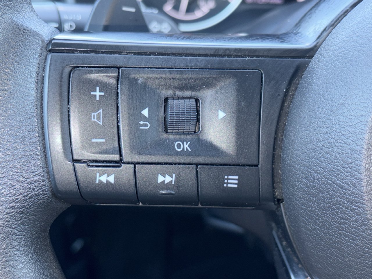 Used 2023 Nissan Rogue S FWD image 10