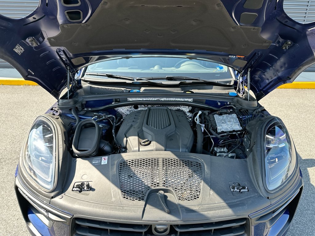 Certified 2026 Porsche Macan AWD/4WD image 32