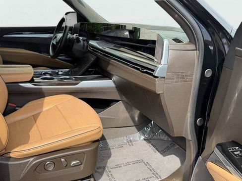 Used 2026 Cadillac Escalade Luxury w/ LPO, Radiant Package AWD/4WD image 32