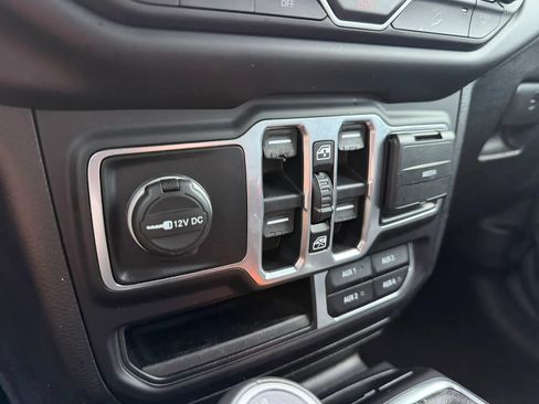 Used 2020 Jeep Wrangler Unlimited Sahara w/ Cold Weather Group AWD/4WD image 15