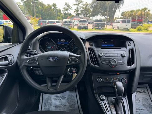 Used 2017 Ford Focus SE FWD image 41