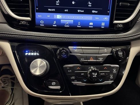 Used 2022 Chrysler Pacifica Touring-L FWD image 29
