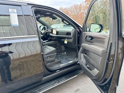 New 2026 Chevrolet Suburban Premier image 32
