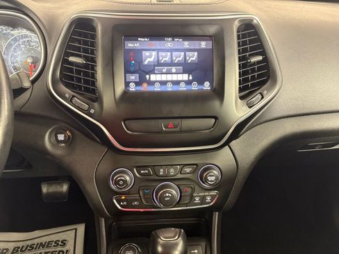 Used 2019 Jeep Cherokee Latitude Plus w/ Cold Weather Group AWD/4WD image 23