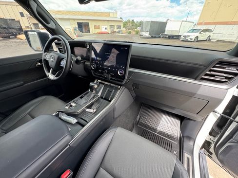 Used 2025 Lexus GX 550 w/ Accessory Package (2T) AWD/4WD image 7