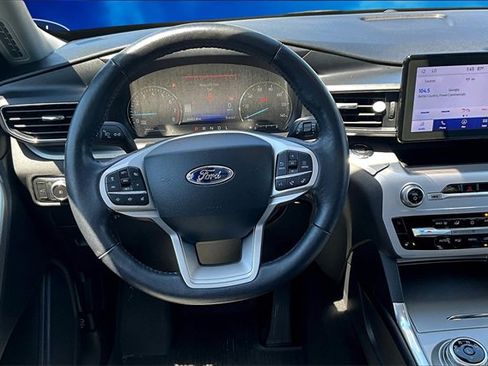 Certified 2022 Ford Explorer XLT w/ Equipment Group 202A image 5