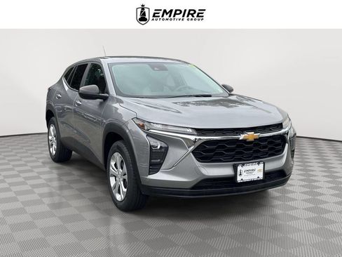 Used 2024 Chevrolet Trax LS w/ Driver Confidence Package FWD image 1