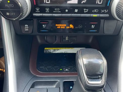 Used 2019 Toyota RAV4 Limited w/ Advanced Technology Package FWD image 28