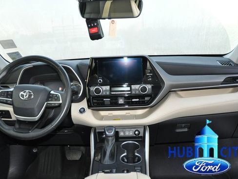 Used 2023 Toyota Highlander XLE image 18