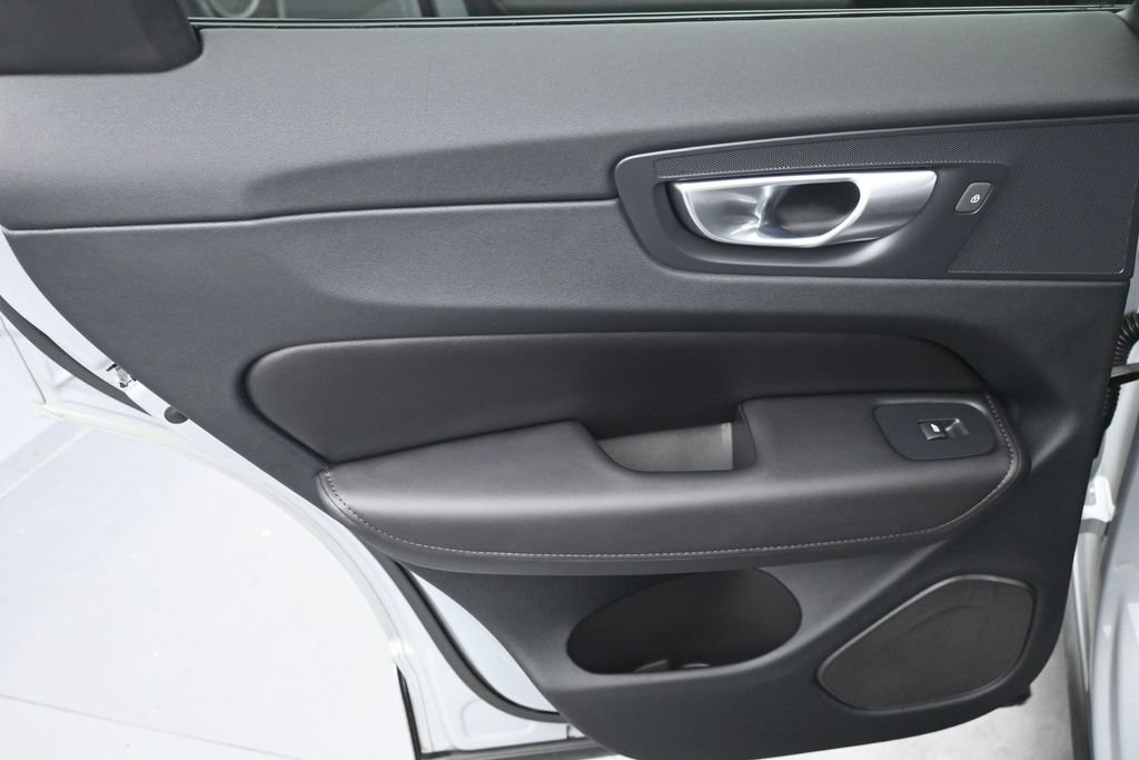 Certified 2024 Volvo XC60 B5 Plus AWD/4WD image 19