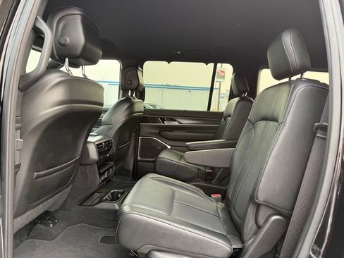 Used 2023 Jeep Wagoneer Series II w/ Convenience Group I AWD/4WD image 13