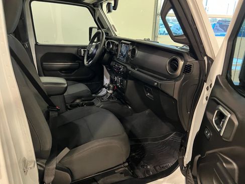 Used 2023 Jeep Gladiator Willys AWD/4WD image 34