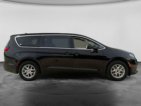 Used 2024 Chrysler Pacifica Touring-L FWD image 10