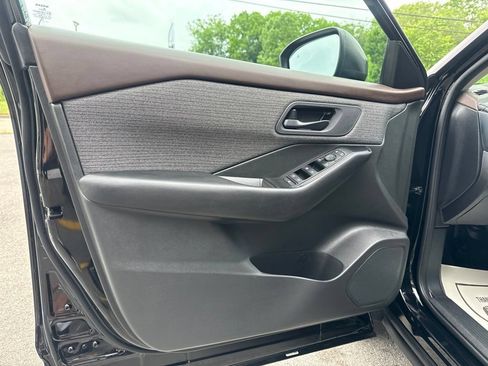 Used 2023 Nissan Rogue S AWD/4WD image 19