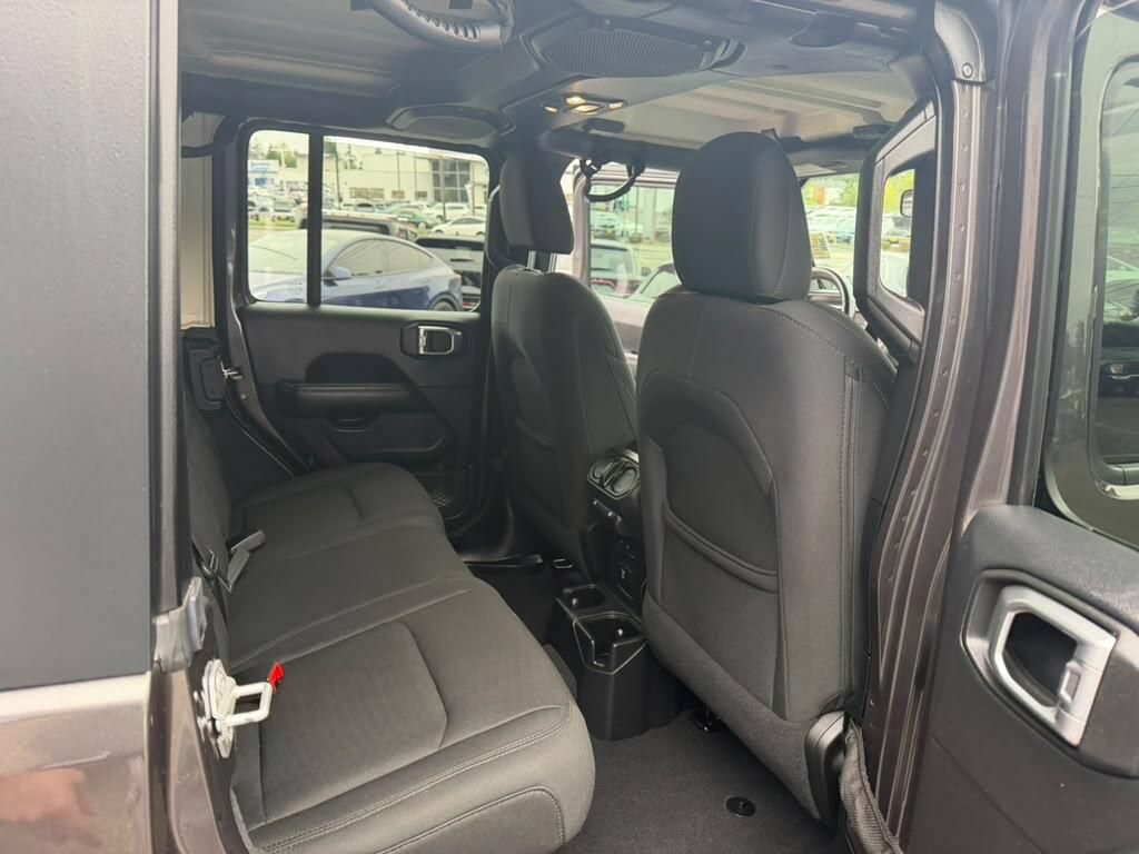 Used 2019 Jeep Wrangler Unlimited Sahara AWD/4WD image 15