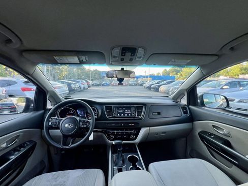 Used 2019 Kia Sedona LX image 9