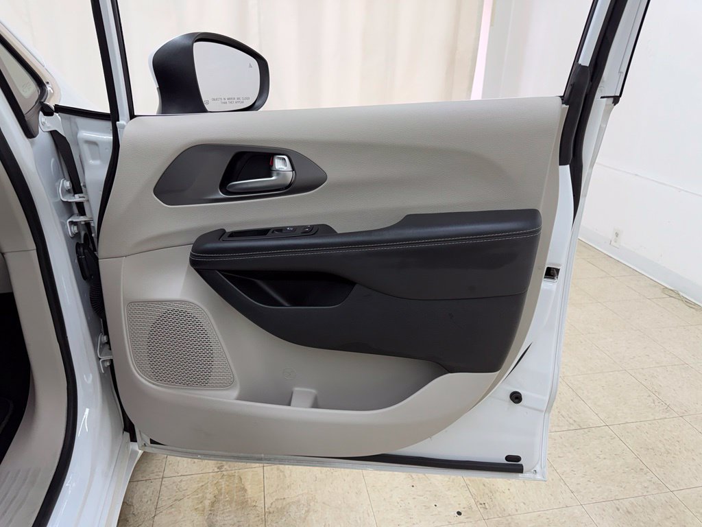 Used 2023 Chrysler Pacifica Touring-L FWD image 9